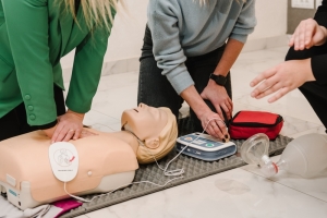 group of people-training on-aed